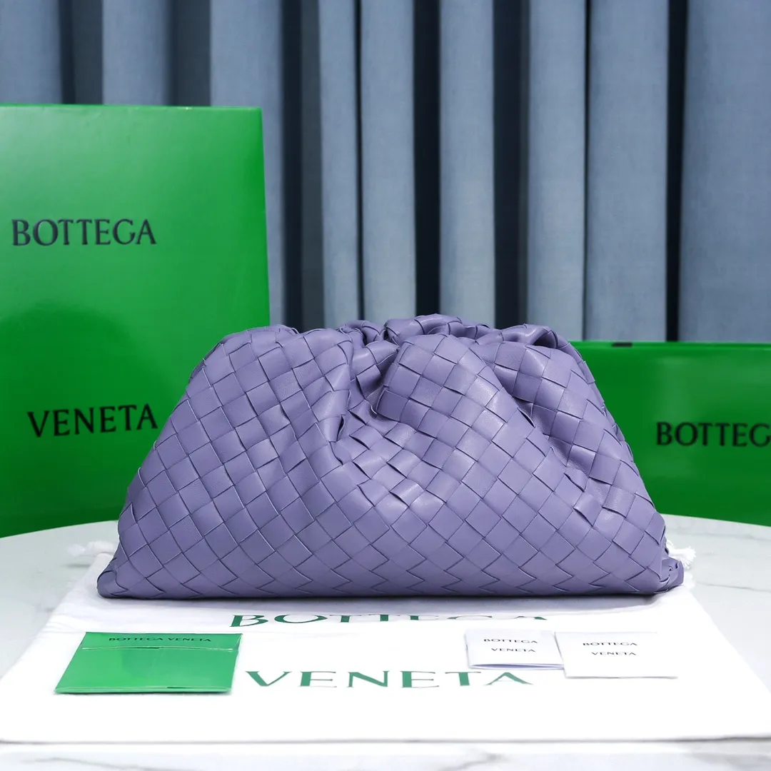 🔥🔥The counterattack of the popular Bottega Veneta started with this series of cloud bags, which went viral in the fashion circle and started a craze! Out of stock, out of stock, out of stock... One piece is hard to find, super hard to buy, regardless of age, season, or occasion. Very classy. Really, if you carry this on the road, it will turn heads! This is also the reason why this series is so expensive. Large size: 38*20*8.5cm [Big Cloud Weave] Lavender